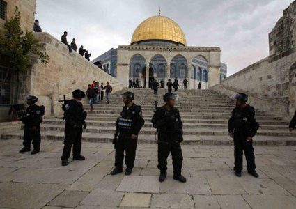 الاحتلال يبعد طفلا وشابا عن المسجد الأقصى