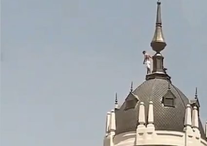 رجل يهدد بالانتحار من أعلى مكان في مدريد