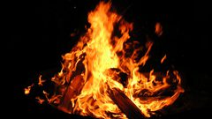 شاب مصري يقدم على إشعال النيران في جسد والده