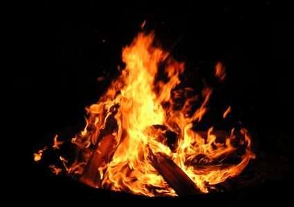 شاب مصري يقدم على إشعال النيران في جسد والده