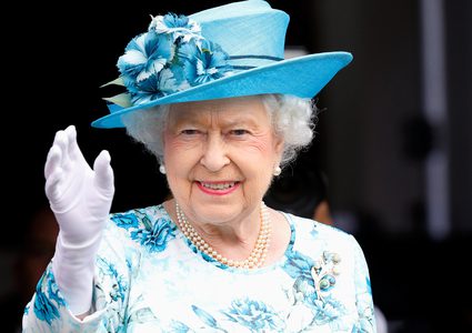 طريقة غريبة تختار بها ملكة بريطانيا أزياءها يوميا