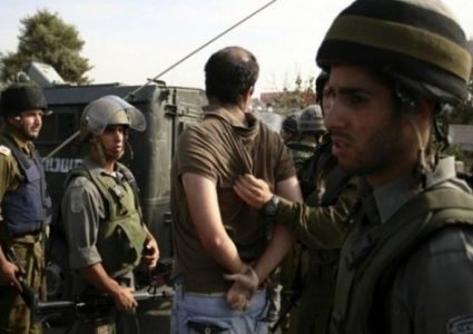 حملة اعتقالات تطال (16) مواطنًا ومصادرة أسلحة في الضفة
