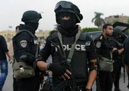 مواطن مصري يخطف بندقية من مجند ويطلق النار بشكل عشوائي