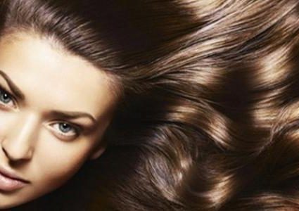 أفضل طريقة لإزالة الفازلين عن الشعر من دون آثار