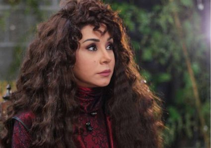 "انستغرام" يعاقب كاريس بشّار