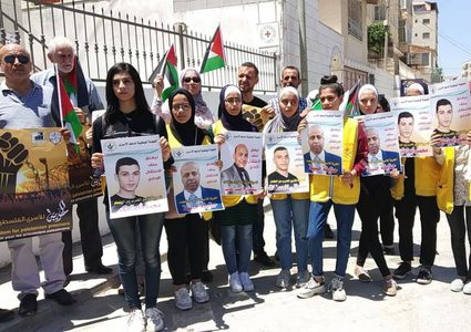 مسيرة تضامنية مع الاسرى الإداريين المضربين عن الطعام في نابلس