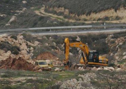 الإحتلال يشرع بتجريف أراض زراعية في البقعة شرق الخليل