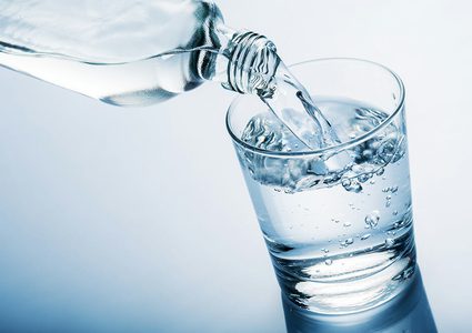 هل يساعد تناول الماء على ترطيب البشرة الجافة ؟