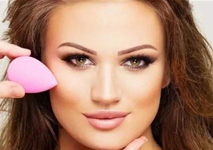 لوضع أحمر الخدود بطريقة صحيحة.. ابتسمي!