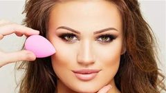 لوضع أحمر الخدود بطريقة صحيحة.. ابتسمي!