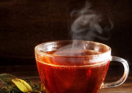 هذا ما يفعله الشاي الساخن بجسمك في الصيف