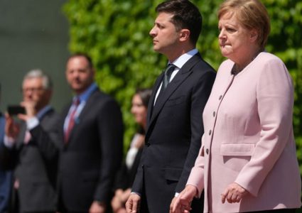 ميركل تذهب إلى جبال الألب لتقرأ رواية تتحدث عن "إرتجافاتها"