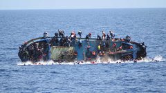 ليبيا.. غرق قارب يقل 250 مهاجرًا شرق طرابلس
