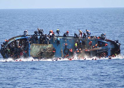 ليبيا.. غرق قارب يقل 250 مهاجرًا شرق طرابلس