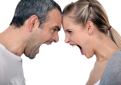 الغيرة تدفع فتاة إلى تهشيم حاسوبها المحمول على رأس صديقها