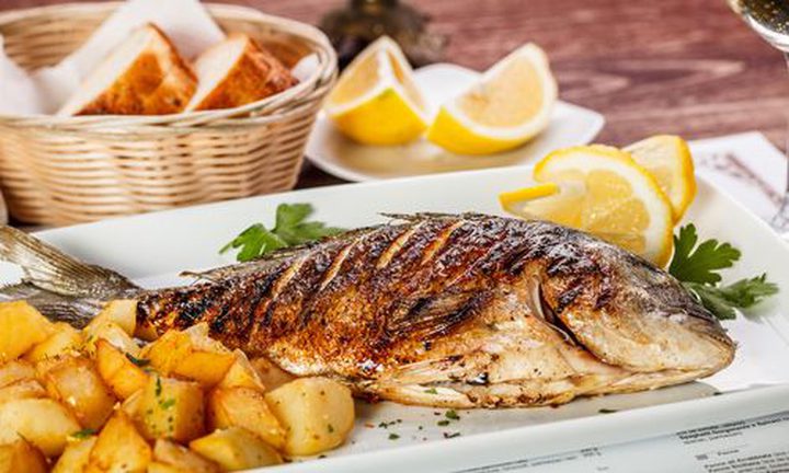 سمك القد المخبوز مع الليمون والثوم