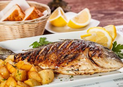 سمك القد المخبوز مع الليمون والثوم