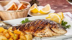 سمك القد المخبوز مع الليمون والثوم