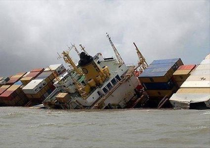 سلطات أذربيجان تنقذ طاقم سفينة إيرانية من الغرق