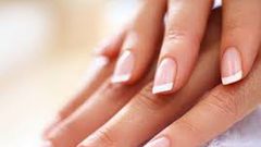 مناكير فرنسي ملوّن