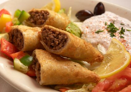 فطاير اللحم بصلصة الطماطم