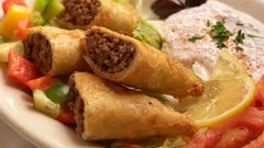 فطاير اللحم بصلصة الطماطم