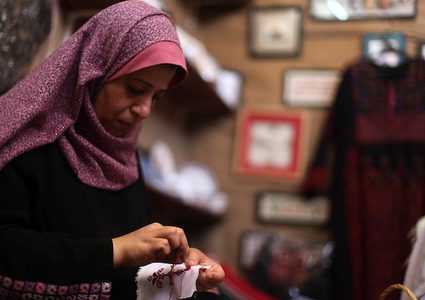 في يوم الزي الفلسطيني :سيدات من غزة يخيطن الزي التراثي