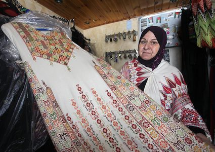 نساء فلسطينيات يخيطن التطريز التقليدي في ورشة عمل في مدينة غزة ، قبل يوم الزي الفلسطيني التقليدي ، في 25 يوليو 2019.

يوم الزي الوطني الفلسطيني هو حدث نظمه مجموعة من الشباب بالتعاون مع مركز التراث الفلسطيني للحفاظ على الزي التقليدي كرمز للهوية والوجود.