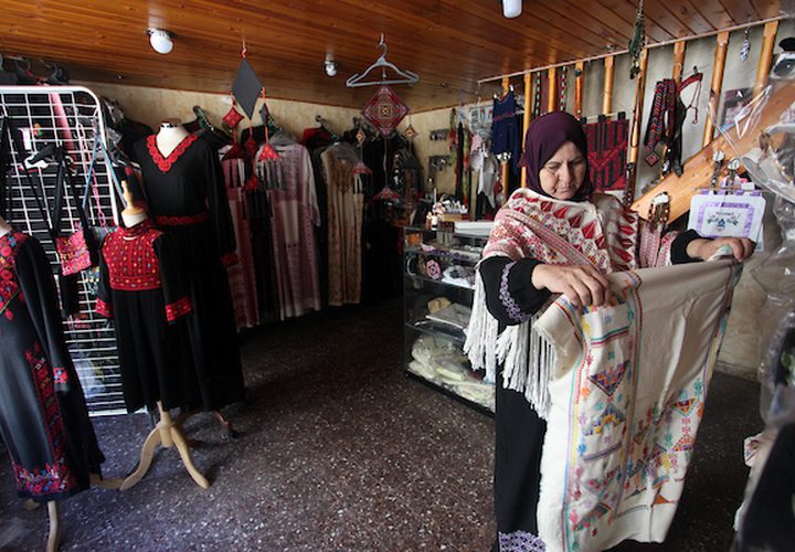 نساء فلسطينيات يخيطن التطريز التقليدي في ورشة عمل في مدينة غزة ، قبل يوم الزي الفلسطيني التقليدي ، في 25 يوليو 2019.

يوم الزي الوطني الفلسطيني هو حدث نظمه مجموعة من الشباب بالتعاون مع مركز التراث الفلسطيني للحفاظ على الزي التقليدي كرمز للهوية والوجود.