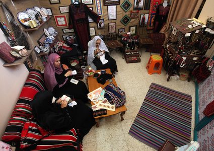في يوم الزي الفلسطيني :سيدات من غزة يخيطن الزي التراثي