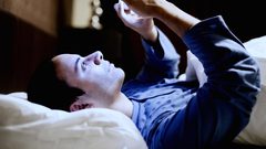 هذا ما يُسببه التعرض للضوء الأزرق ليلاً