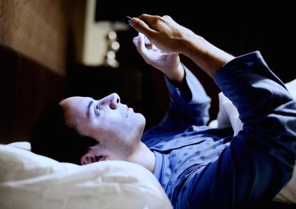 هذا ما يُسببه التعرض للضوء الأزرق ليلاً