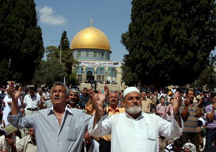 آلاف المواطنين يؤدون صلاة الجمعة في رحاب المسجد الأقصى