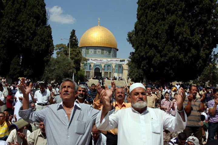 آلاف المواطنين يؤدون صلاة الجمعة في رحاب المسجد الأقصى
