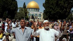 آلاف المواطنين يؤدون صلاة الجمعة في رحاب المسجد الأقصى