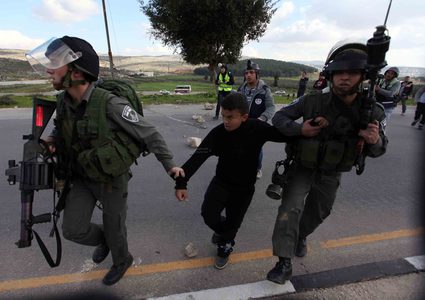 قوات الاحتلال تعتقل فتى خلال مواجهات في مدينة الخليل