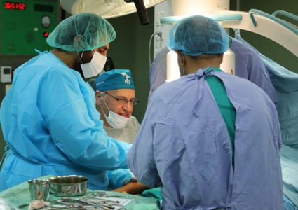 وفد أرجنتيني متخصص بجراحة العظام يختتم زيارته لقطاع غزة