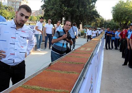 كنافة طولها 80 مترا تحضر في تركيا