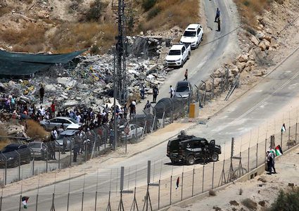 مواطنون يؤدون صلاة الجمعة بالقرب من أنقاض المنازل الفلسطينية ،التي تم هدمها من قبل قوات الاحتلال الإسرائيلي ، في قرية صور باهر الفلسطينية في القدس المحتلة.