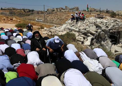 مواطنون يؤدون صلاة الجمعة على أنقاض المنازل المهدمة في صور باهر