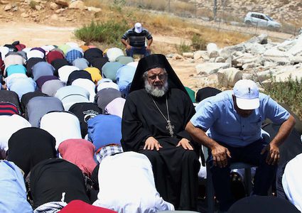 مواطنون يؤدون صلاة الجمعة على أنقاض المنازل المهدمة في صور باهر