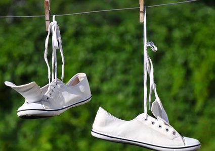 طرق لتنظيف الأحذية البيضاء