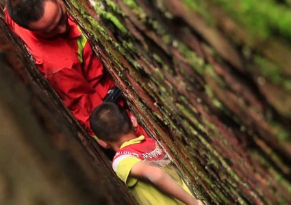 شاهد عملية إنقاذ طفل سقط في حفرة عرضها 20 سنتيمترا فقط!