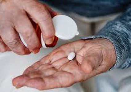 لماذا ينصح العلماء كبار السن بتناول 5 حبات من دواء الضغط يوميا ؟