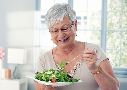 تعرفوا على تأثير تناول كبار السن لطعام رديء النوعية