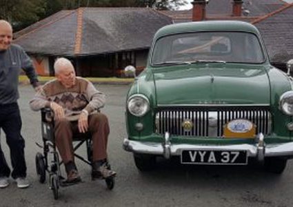 رجل يستعيد سيارته في سن الـ 100 تكريما له ولزوجته الراحلة