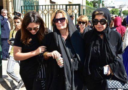 يسرا تثير الجدل بطرد صحفية من عزاء والدتها