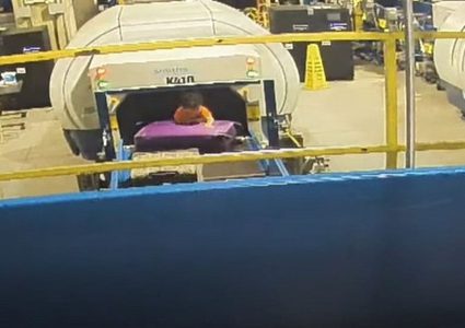 رحلة خطيرة لطفل على حزام نقل الأمتعة في مطار