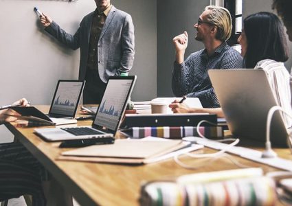 5 طرق لتوفير الوقت باستخدام ميزات الذكاء الاصطناعي في عملك