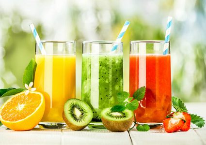 أخصائية تعذية: عصائر الفاكهة تحتوي على نسبة عالية من السكر